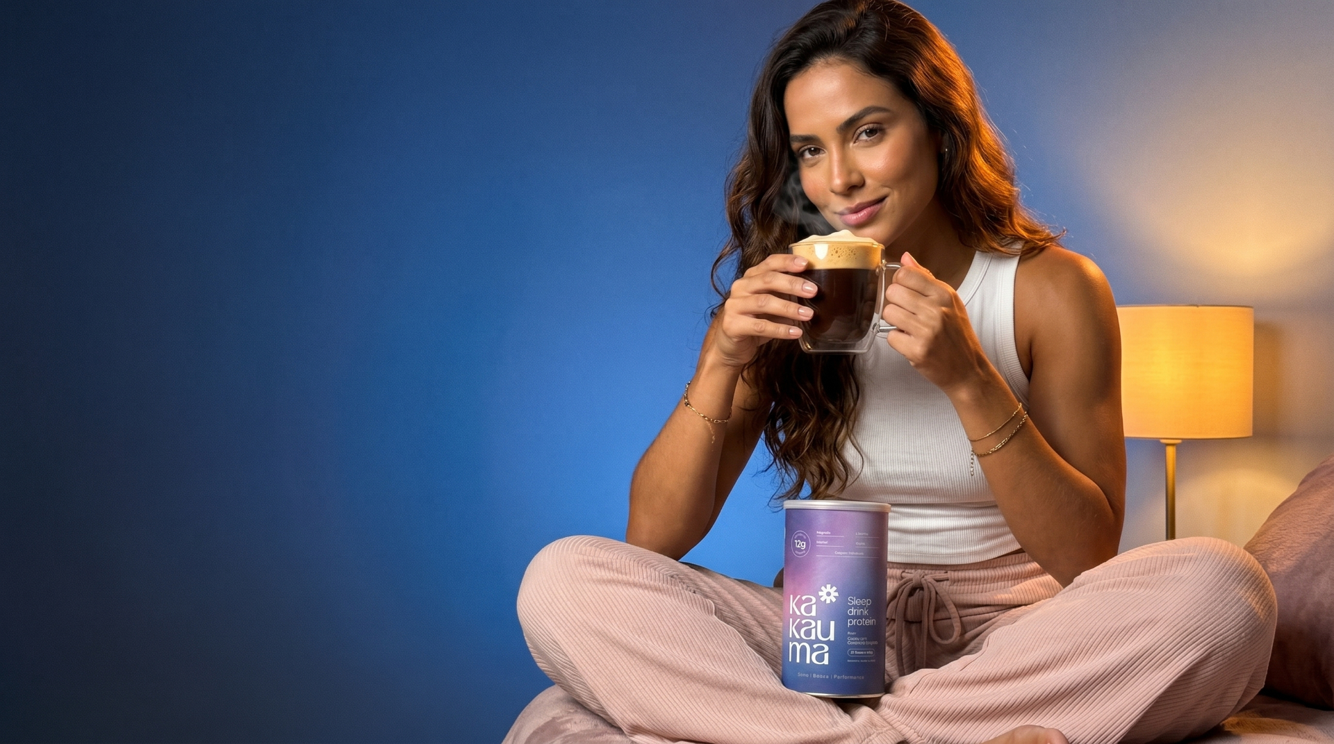 Mulher relaxada na cama com Kakauma Sleep Drink Protein
